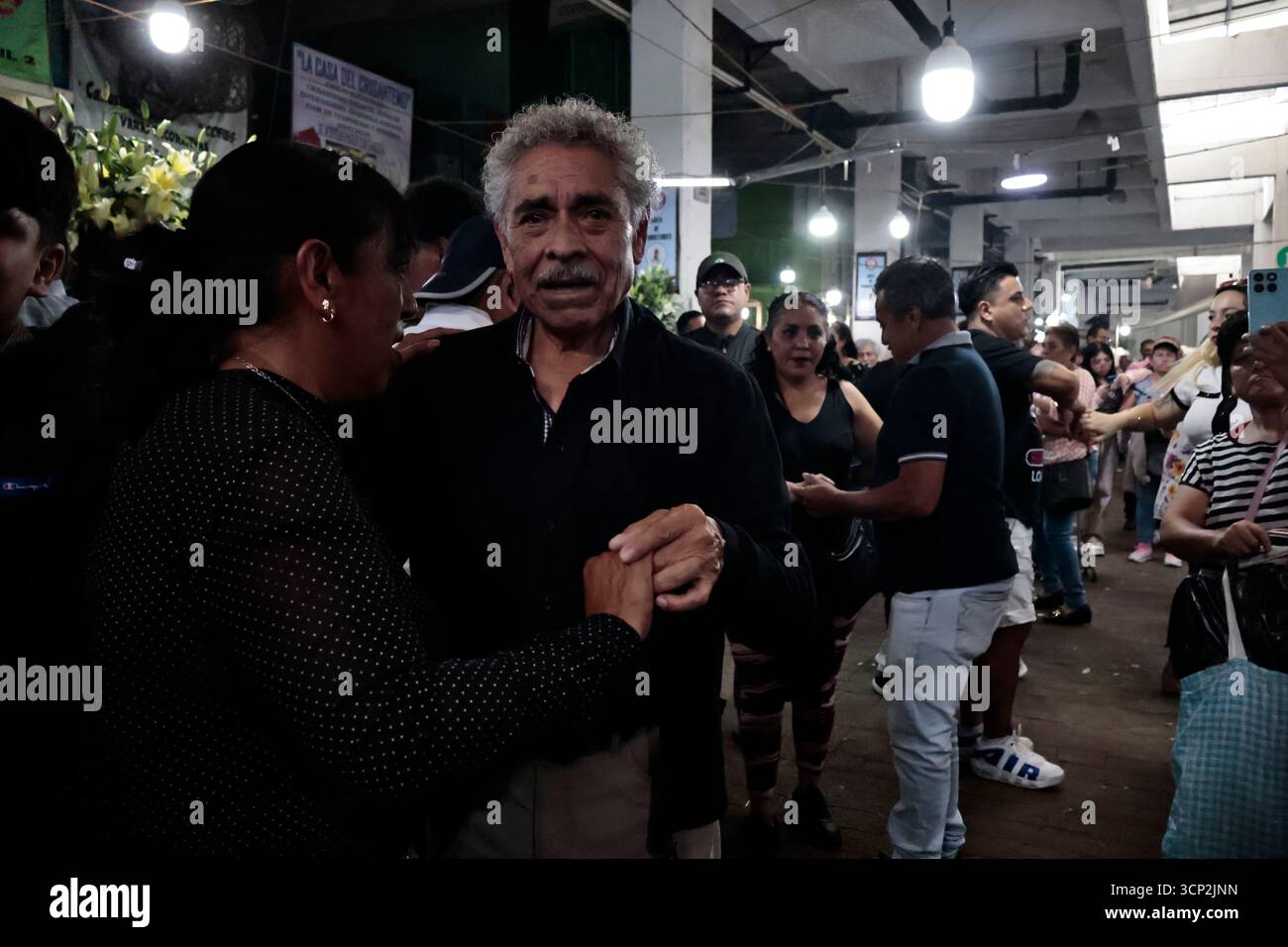 Mexique, CDMX, Mexique. 23 septembre 2025. Le marché le plus important spécialisé dans les fleurs de toutes sortes est le marché jamaïcain, situé à Mexico. Aujourd'hui marque son 68e anniversaire et est l'un des principaux points de vente et de distribution de fleurs de divers états à travers le pays. Avec de la musique live et de la danse dans ses allées, les vendeurs, les employés et les clients célèbrent un autre anniversaire. Ce marché a ouvert ses portes en 1957 dans le cadre de la modernisation de la ville. Il a des racines préhispaniques, comme il était et continue d'être le centre de commerce de fleurs le plus important, relié à cette époque par des rivières ou CA Banque D'Images