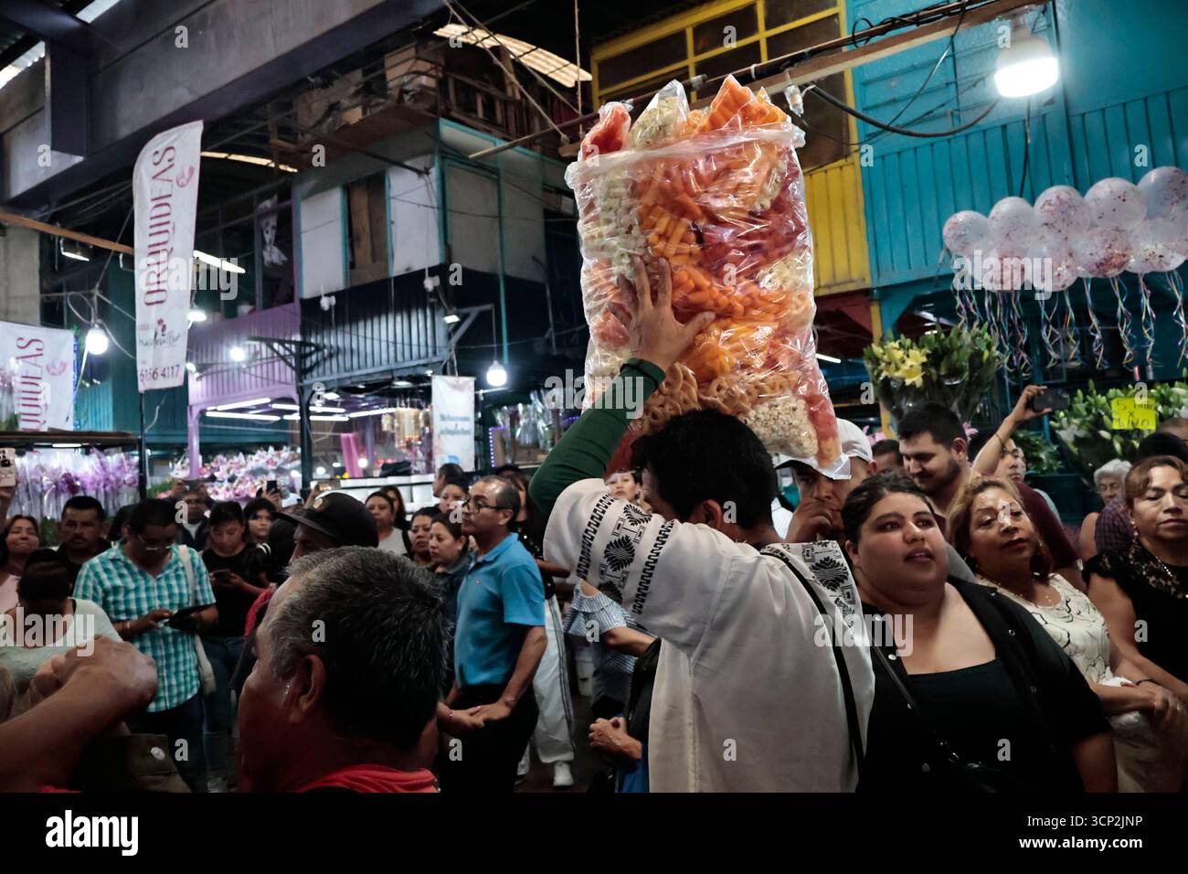 Mexique, CDMX, Mexique. 23 septembre 2025. Le marché le plus important spécialisé dans les fleurs de toutes sortes est le marché jamaïcain, situé à Mexico. Aujourd'hui marque son 68e anniversaire et est l'un des principaux points de vente et de distribution de fleurs de divers états à travers le pays. Avec de la musique live et de la danse dans ses allées, les vendeurs, les employés et les clients célèbrent un autre anniversaire. Ce marché a ouvert ses portes en 1957 dans le cadre de la modernisation de la ville. Il a des racines préhispaniques, comme il était et continue d'être le centre de commerce de fleurs le plus important, relié à cette époque par des rivières ou CA Banque D'Images