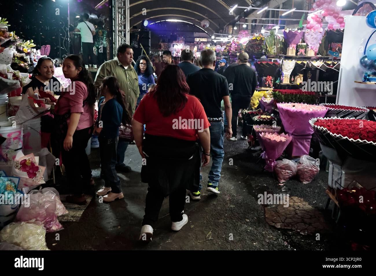 Mexique, CDMX, Mexique. 23 septembre 2025. Le marché le plus important spécialisé dans les fleurs de toutes sortes est le marché jamaïcain, situé à Mexico. Aujourd'hui marque son 68e anniversaire et est l'un des principaux points de vente et de distribution de fleurs de divers états à travers le pays. Avec de la musique live et de la danse dans ses allées, les vendeurs, les employés et les clients célèbrent un autre anniversaire. Ce marché a ouvert ses portes en 1957 dans le cadre de la modernisation de la ville. Il a des racines préhispaniques, comme il était et continue d'être le centre de commerce de fleurs le plus important, relié à cette époque par des rivières ou CA Banque D'Images