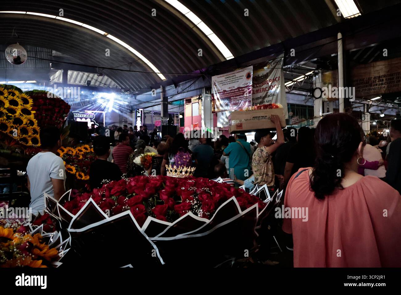 Mexique, CDMX, Mexique. 23 septembre 2025. Le marché le plus important spécialisé dans les fleurs de toutes sortes est le marché jamaïcain, situé à Mexico. Aujourd'hui marque son 68e anniversaire et est l'un des principaux points de vente et de distribution de fleurs de divers états à travers le pays. Avec de la musique live et de la danse dans ses allées, les vendeurs, les employés et les clients célèbrent un autre anniversaire. Ce marché a ouvert ses portes en 1957 dans le cadre de la modernisation de la ville. Il a des racines préhispaniques, comme il était et continue d'être le centre de commerce de fleurs le plus important, relié à cette époque par des rivières ou CA Banque D'Images