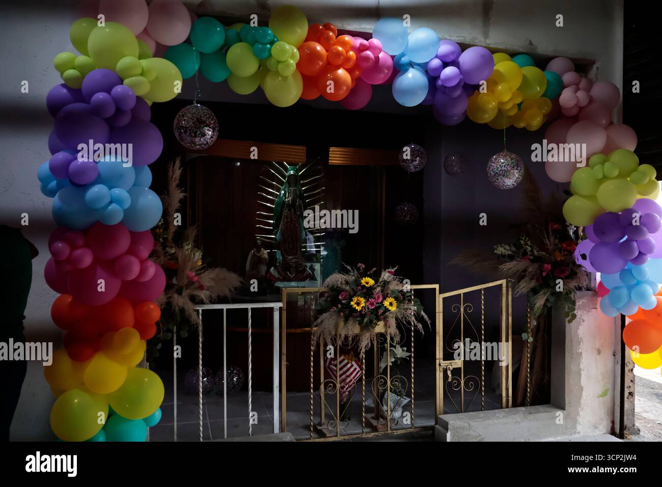 Mexique, CDMX, Mexique. 23 septembre 2025. Le marché le plus important spécialisé dans les fleurs de toutes sortes est le marché jamaïcain, situé à Mexico. Aujourd'hui marque son 68e anniversaire et est l'un des principaux points de vente et de distribution de fleurs de divers états à travers le pays. Avec de la musique live et de la danse dans ses allées, les vendeurs, les employés et les clients célèbrent un autre anniversaire. Ce marché a ouvert ses portes en 1957 dans le cadre de la modernisation de la ville. Il a des racines préhispaniques, comme il était et continue d'être le centre de commerce de fleurs le plus important, relié à cette époque par des rivières ou CA Banque D'Images