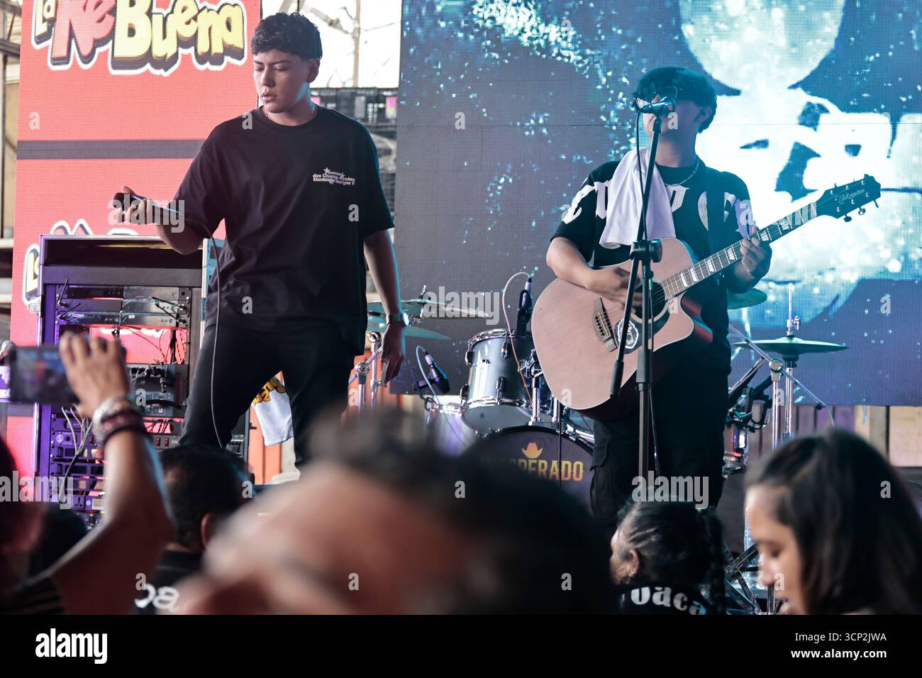 Mexique, CDMX, Mexique. 23 septembre 2025. Le marché le plus important spécialisé dans les fleurs de toutes sortes est le marché jamaïcain, situé à Mexico. Aujourd'hui marque son 68e anniversaire et est l'un des principaux points de vente et de distribution de fleurs de divers états à travers le pays. Avec de la musique live et de la danse dans ses allées, les vendeurs, les employés et les clients célèbrent un autre anniversaire. Ce marché a ouvert ses portes en 1957 dans le cadre de la modernisation de la ville. Il a des racines préhispaniques, comme il était et continue d'être le centre de commerce de fleurs le plus important, relié à cette époque par des rivières ou CA Banque D'Images