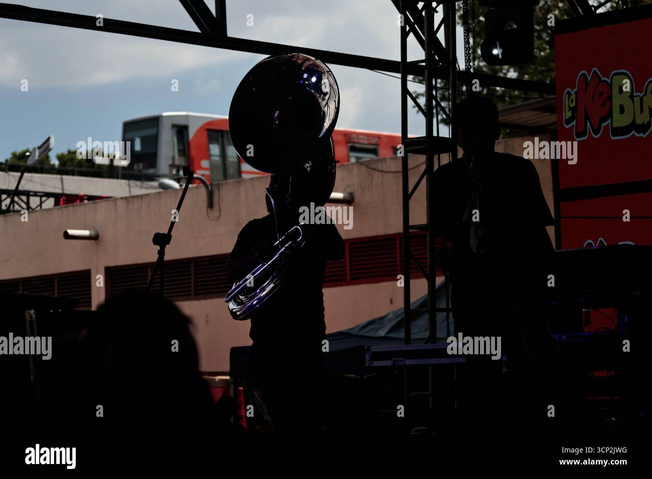 Mexique, CDMX, Mexique. 23 septembre 2025. Le marché le plus important spécialisé dans les fleurs de toutes sortes est le marché jamaïcain, situé à Mexico. Aujourd'hui marque son 68e anniversaire et est l'un des principaux points de vente et de distribution de fleurs de divers états à travers le pays. Avec de la musique live et de la danse dans ses allées, les vendeurs, les employés et les clients célèbrent un autre anniversaire. Ce marché a ouvert ses portes en 1957 dans le cadre de la modernisation de la ville. Il a des racines préhispaniques, comme il était et continue d'être le centre de commerce de fleurs le plus important, relié à cette époque par des rivières ou CA Banque D'Images