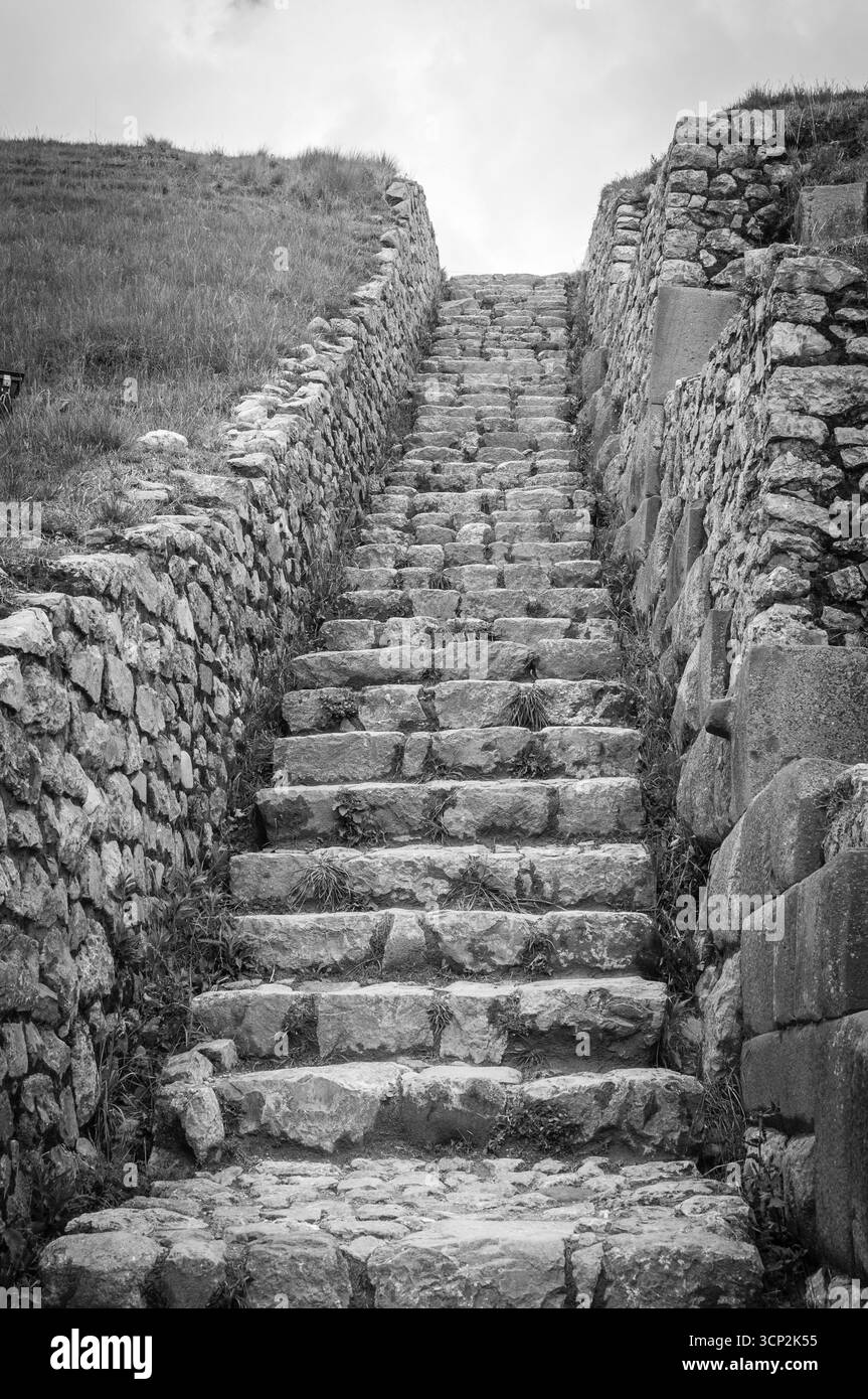 Escalier en pierre inca du Machu Picchu, montant vers le ciel, raide et sculpté, symbole de connexion spirituelle et d'architecture ancestrale. Banque D'Images