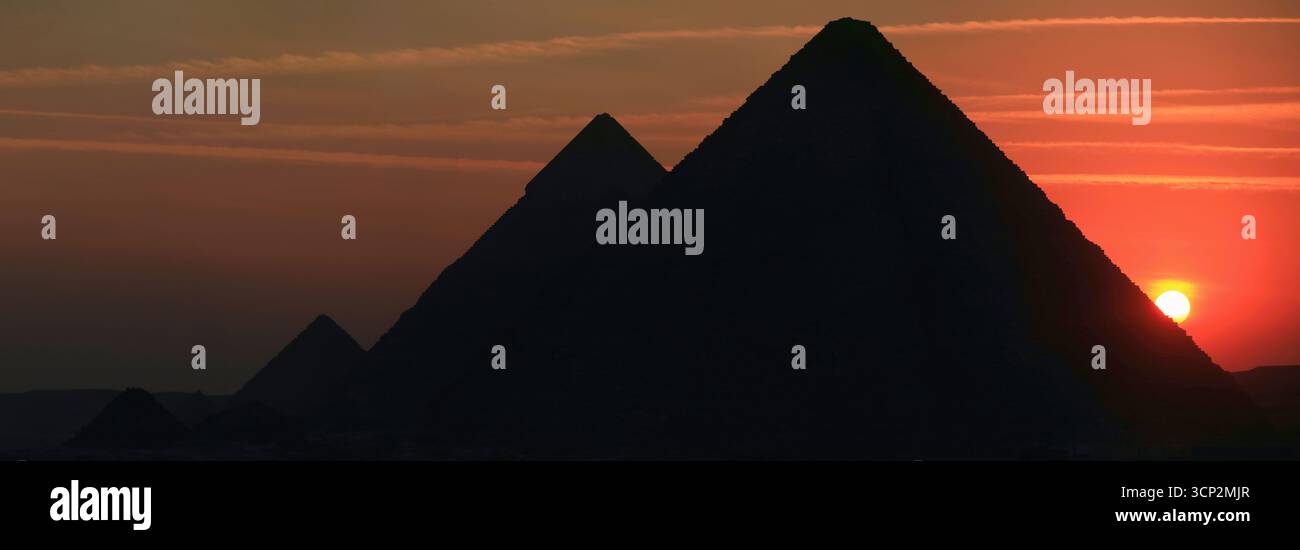 Pyramides et ciel rouge Banque D'Images