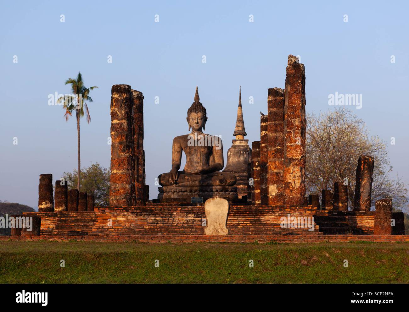 Sukhothai. Ruines de vieux temples bouddhistes. Statue de Bouddha assise et pagode au lever du soleil. Parc historique de Sukhothai, Thaïlande. Banque D'Images