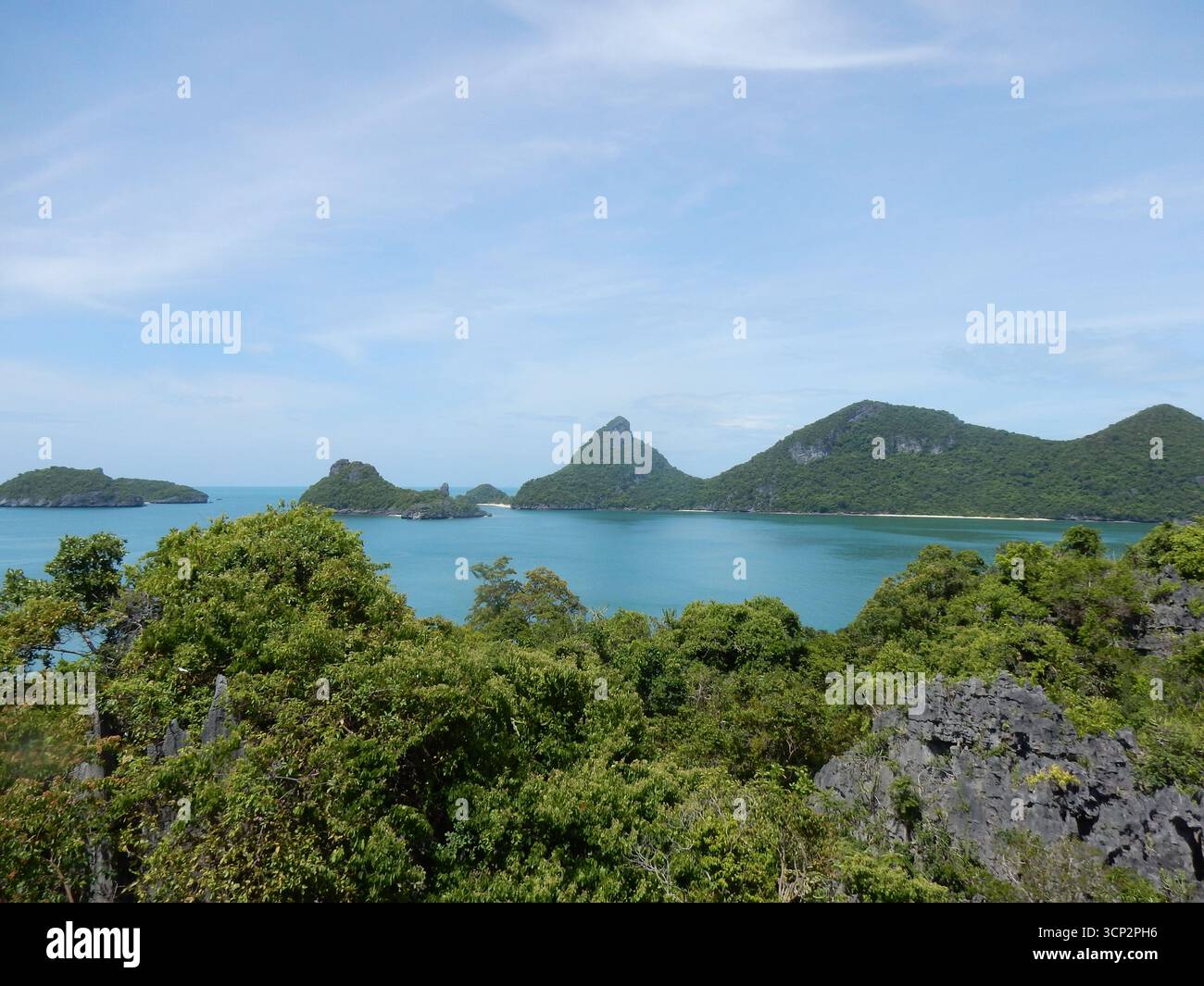 Îles couvertes de jungle du parc marin d'Ang Thong en Thaïlande Banque D'Images