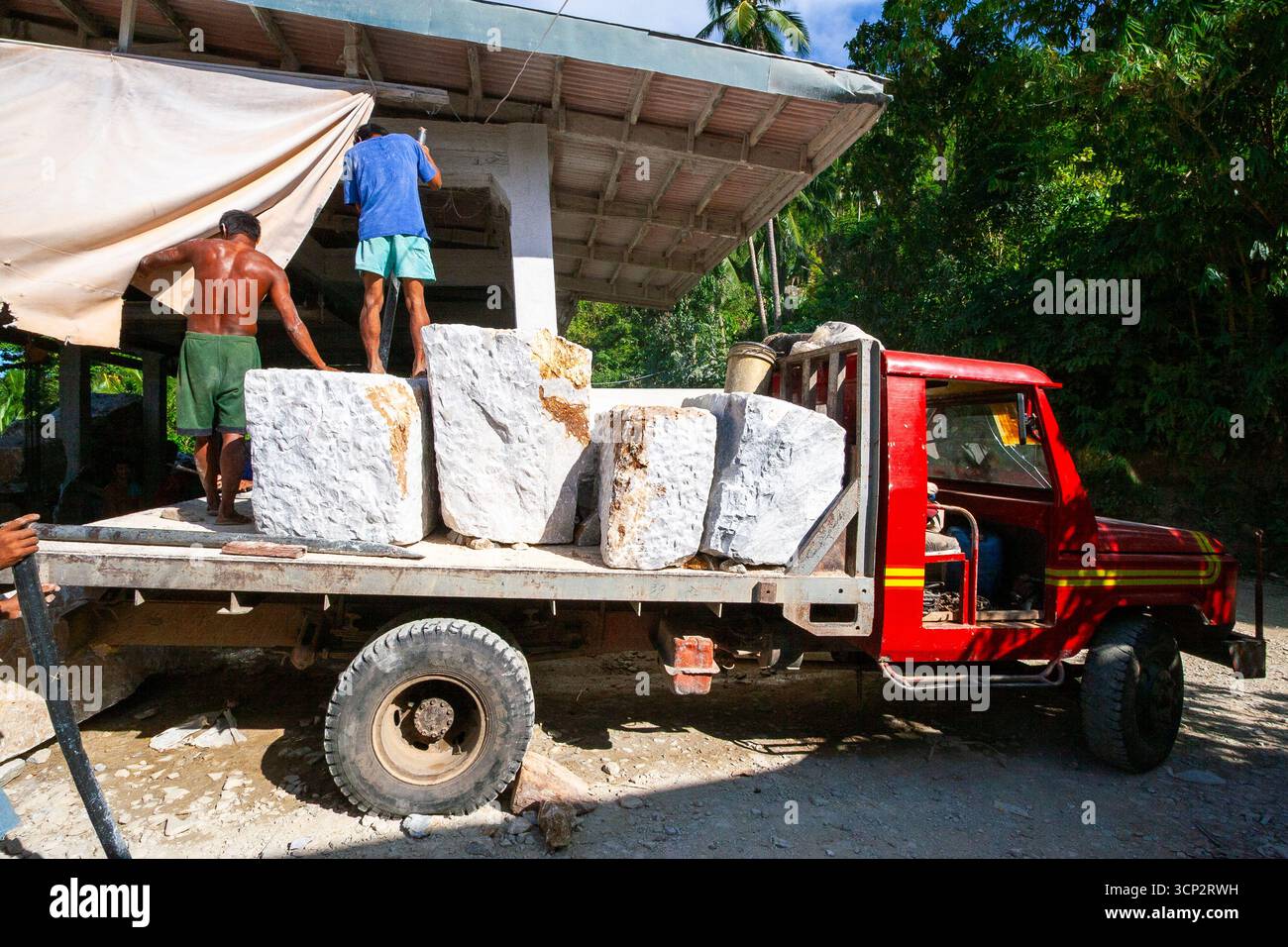 Dalles de marbre brut chargées dans un camion à Romblon, aux Philippines, où l'extraction de marbre est une industrie importante Banque D'Images