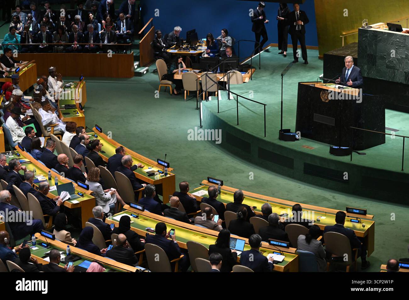 New York, USA.23th septembre 2025. Le Secrétaire général des Nations Unies Antonio Guterres prend la parole lors de la séance d’ouverture du débat général de la 80ème Assemblée générale des Nations Unies au siège des Nations Unies le 23 septembre 2025 à New York. Crédit : Chen Mengtong/China News Service/Alamy Live News Banque D'Images