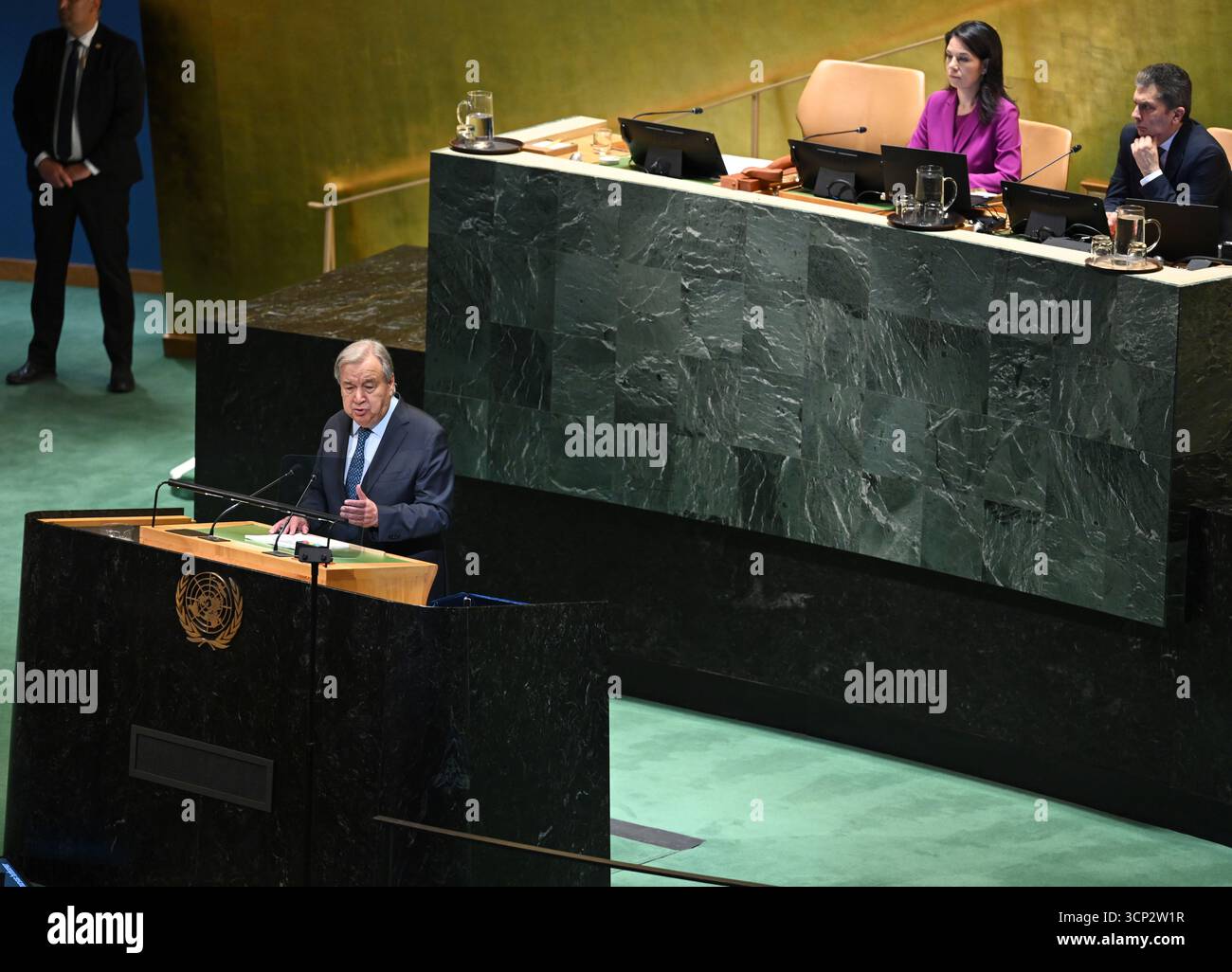 New York, USA.23th septembre 2025. Le Secrétaire général des Nations Unies Antonio Guterres prend la parole lors de la séance d’ouverture du débat général de la 80ème Assemblée générale des Nations Unies au siège des Nations Unies le 23 septembre 2025 à New York. Crédit : Chen Mengtong/China News Service/Alamy Live News Banque D'Images