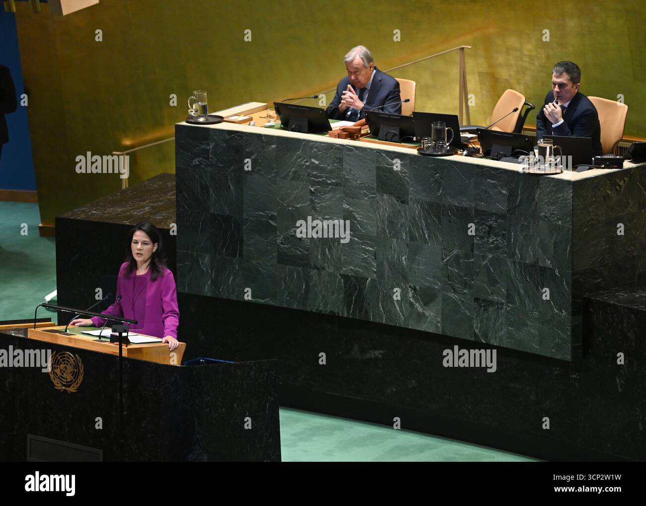 New York, USA.23th septembre 2025. Annalena Baerbock, présidente de la 80e session de l’Assemblée générale des Nations Unies (AGNU), s’adresse à la séance d’ouverture du débat général de la 80e Assemblée générale des Nations Unies au siège des Nations Unies le 23 septembre 2025 à New York. Crédit : Chen Mengtong/China News Service/Alamy Live News Banque D'Images