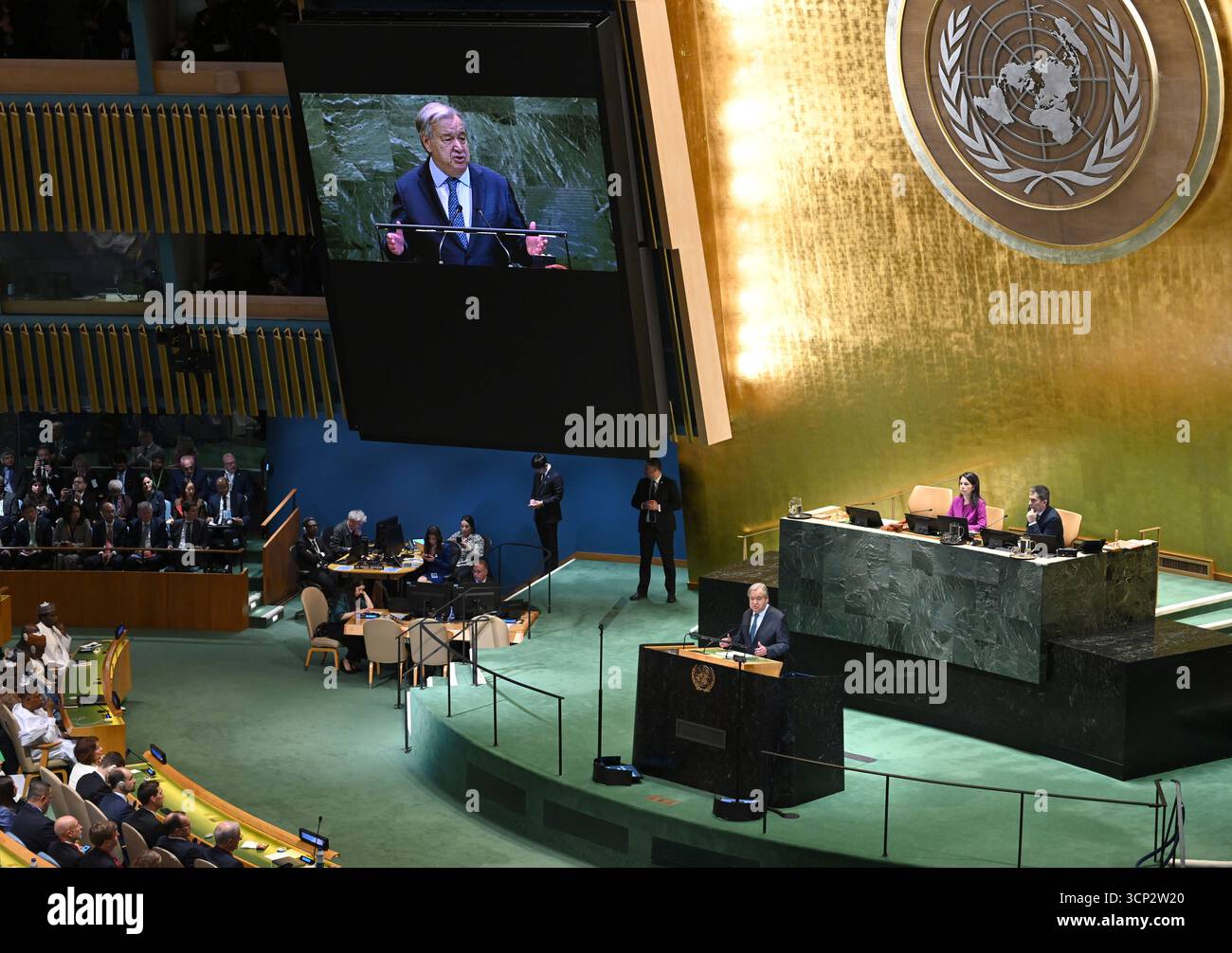 New York, USA.23th septembre 2025. Le Secrétaire général des Nations Unies Antonio Guterres prend la parole lors de la séance d’ouverture du débat général de la 80ème Assemblée générale des Nations Unies au siège des Nations Unies le 23 septembre 2025 à New York. Crédit : Chen Mengtong/China News Service/Alamy Live News Banque D'Images