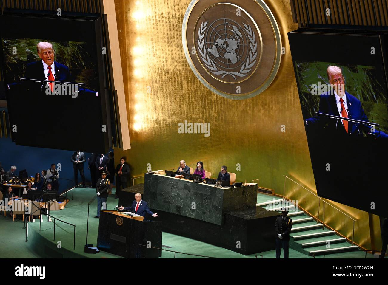 New York, USA.23th septembre 2025. Le président AMÉRICAIN Donald Trump s’adresse au débat général de la 80e Assemblée générale des Nations Unies au siège des Nations Unies le 23 septembre 2025 à New York. Crédit : Chen Mengtong/China News Service/Alamy Live News Banque D'Images