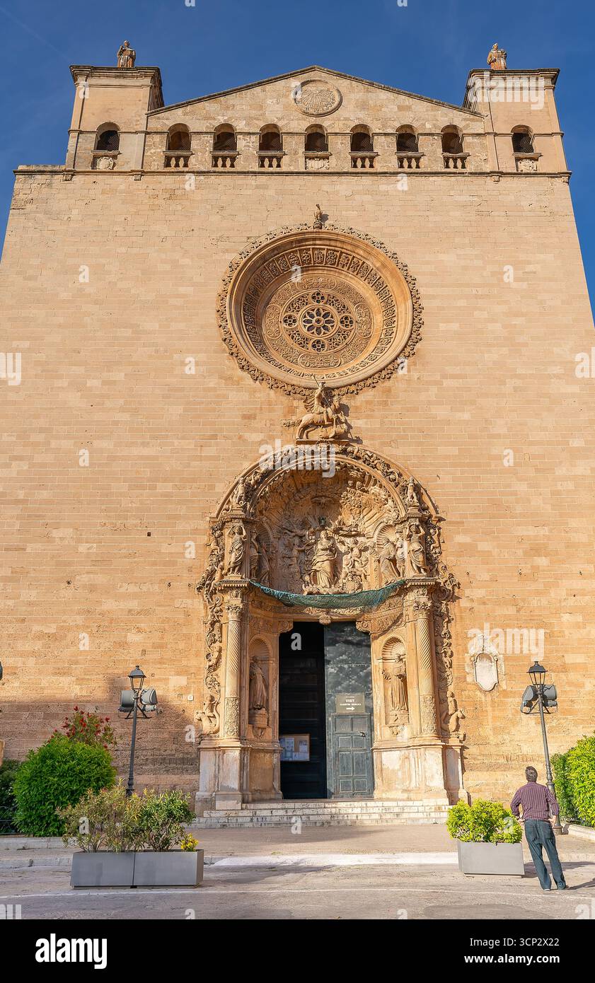 PALMA, ESPAGNE- 26 AVRIL 2023 : un plan de la façade de la basilique de sant francesc à majorque Banque D'Images