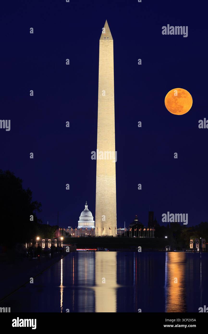 L'horizon de Washington DC illuminé au crépuscule avec le Washington Monument et le Capitole des États-Unis, y compris une belle pleine lune orange sur le fond Banque D'Images