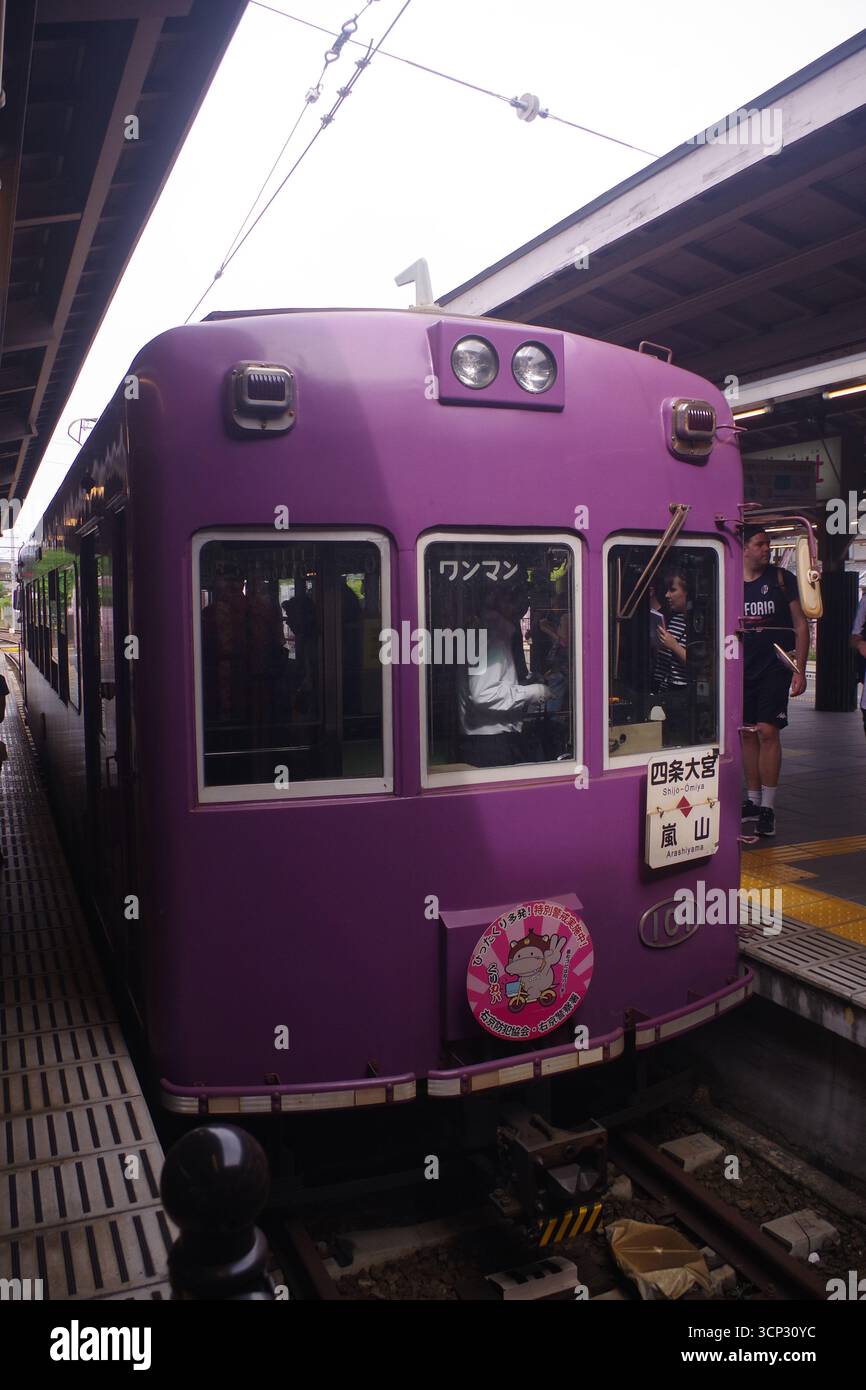 Tram de kyoto Banque de photographies et d’images à haute résolution ...