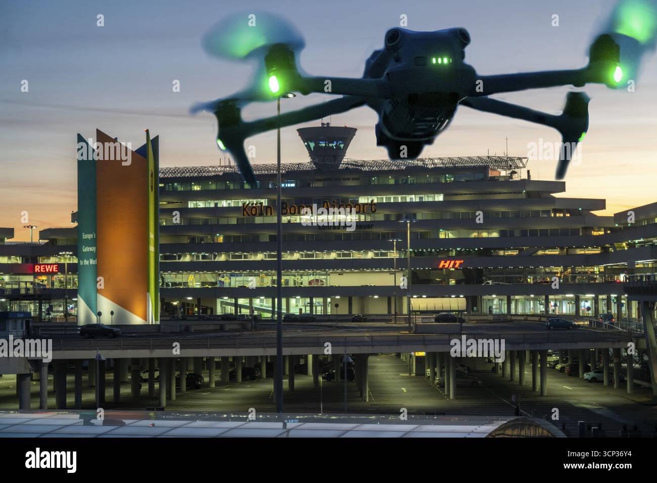 Image symbolique, photomontage, reconnaissance, espionnage avec des drones ici dans un aéroport, infrastructure critique, espionnage avec des drones caméra Banque D'Images
