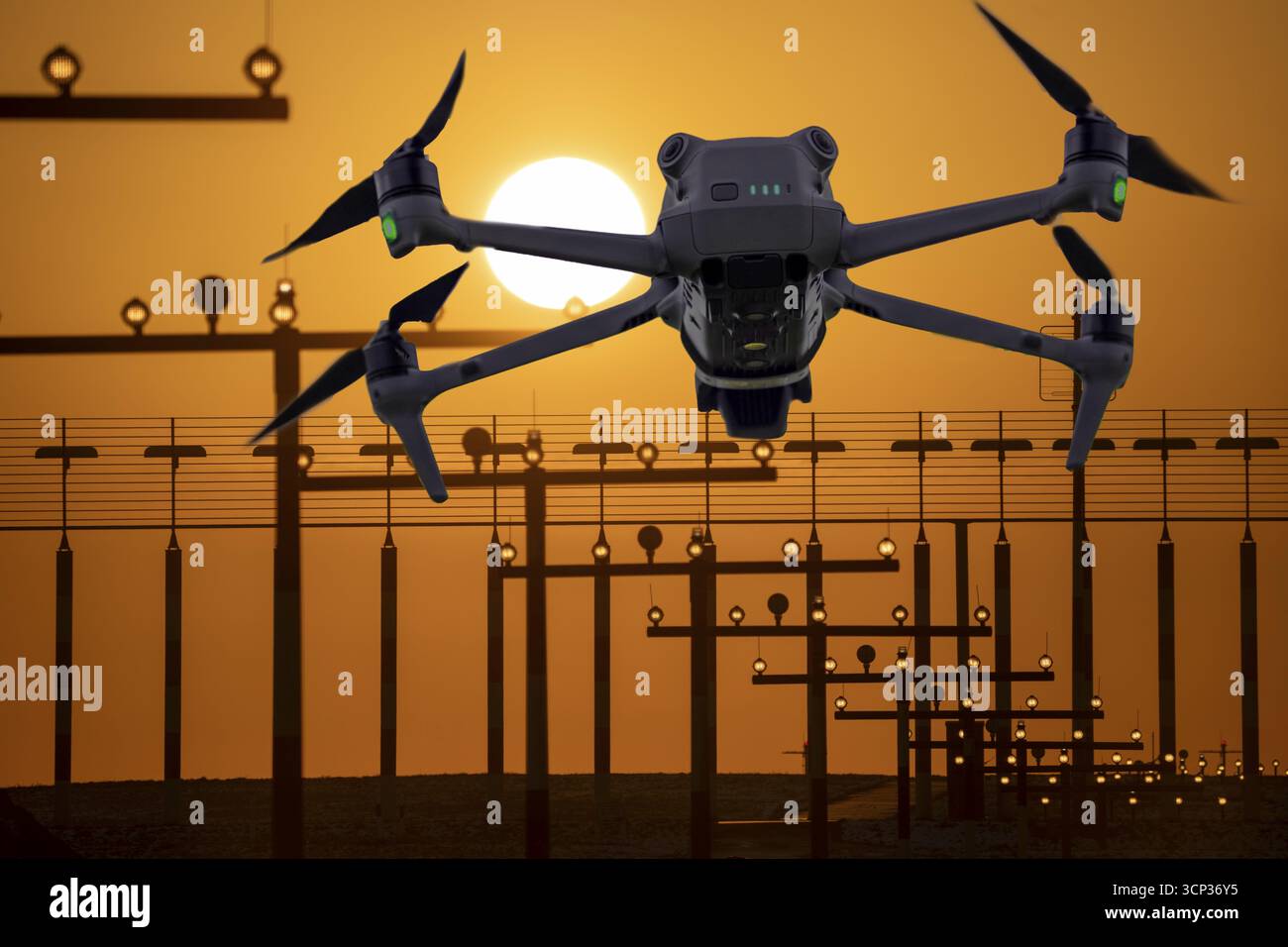 Image symbolique, photomontage, reconnaissance, espionnage avec des drones ici dans un aéroport, infrastructure critique, espionnage avec des drones caméra Banque D'Images