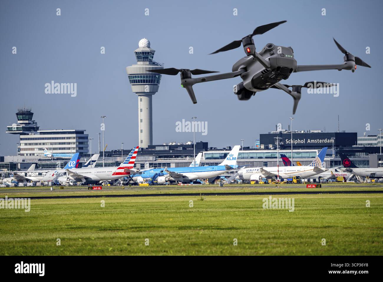 Image symbolique, photomontage, reconnaissance, espionnage avec des drones ici dans un aéroport, infrastructure critique, espionnage avec des drones caméra Banque D'Images