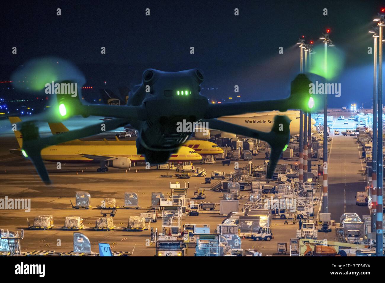 Image symbolique, photomontage, reconnaissance, espionnage avec des drones ici dans un aéroport, infrastructure critique, espionnage avec des drones caméra Banque D'Images