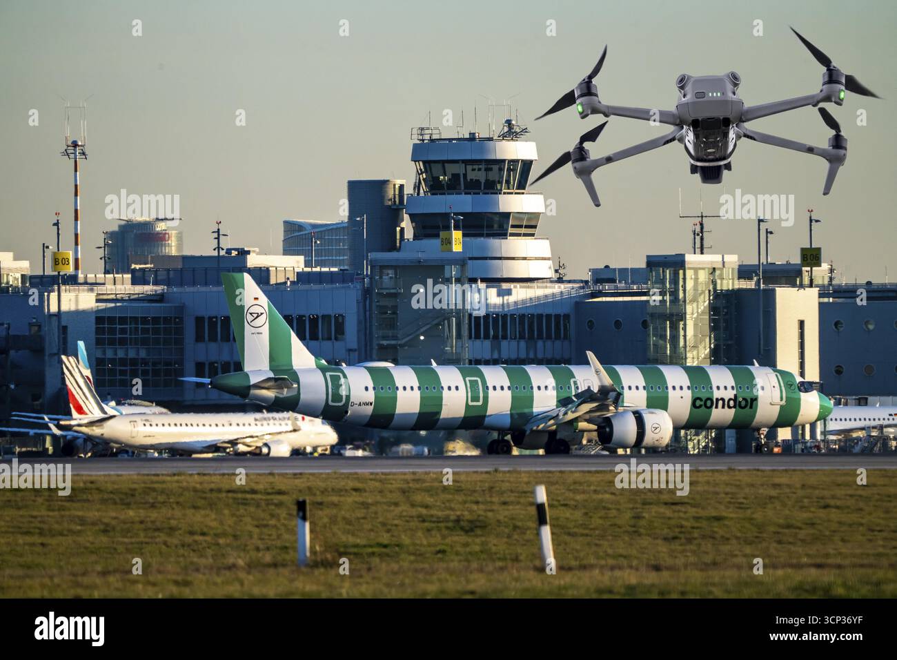 Image symbolique, photomontage, reconnaissance, espionnage avec des drones ici dans un aéroport, infrastructure critique, espionnage avec des drones caméra Banque D'Images