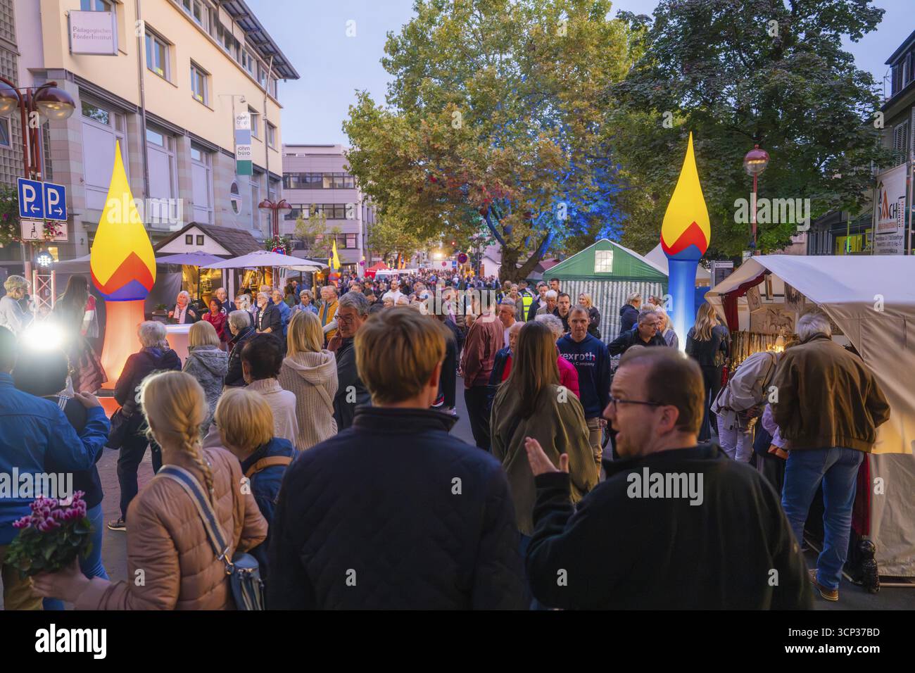 Festival de rue très fréquenté avec des décorations et des stands, les gens se promènent le long de la rue, nuit du feu, Sindelfingen, Allemagne Banque D'Images