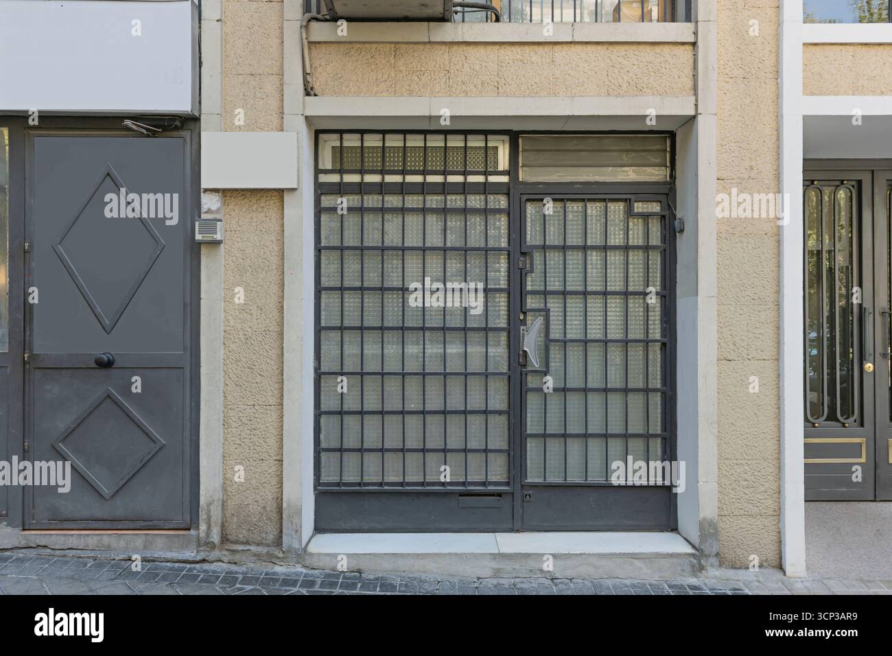 Façade d'une petite entreprise avec une cloison en verre intelligente qui peut être électroniquement obscurcie au besoin Banque D'Images