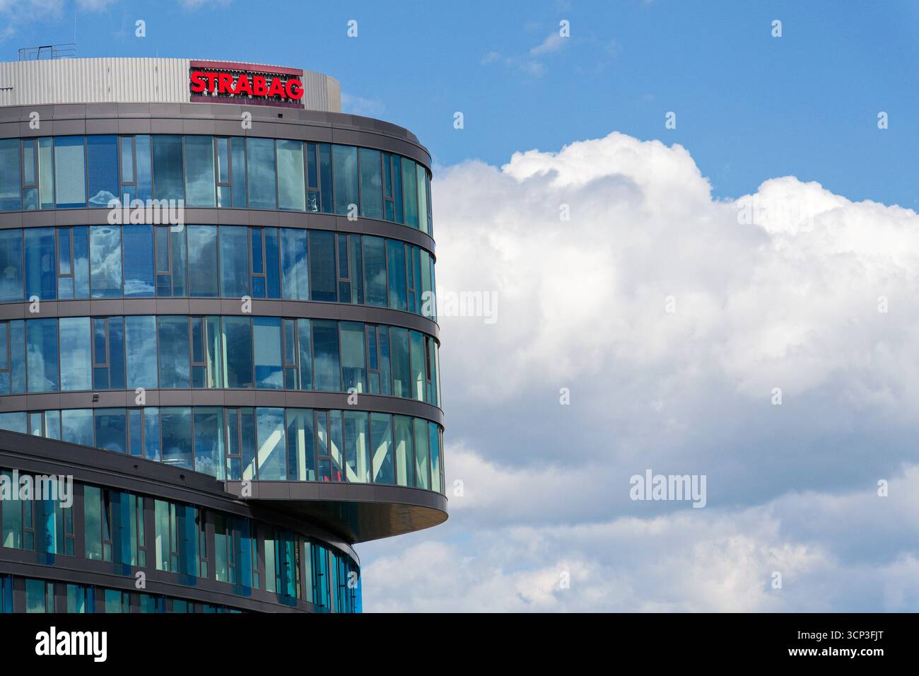 STRABAG logo de l'entreprise de construction autrichienne sur le bâtiment du siège le 29 mai 2025 à Prague, république tchèque. Banque D'Images