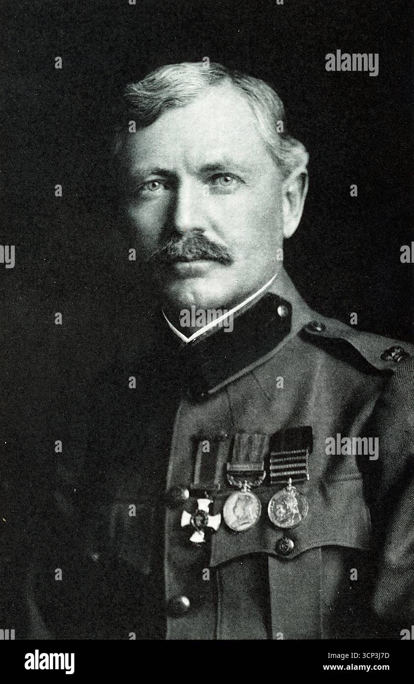 Portrait du major Frederick Russell Burnham, D.S.O., auteur et scout en chef sous Lord Roberts. Photographié ici en uniforme militaire avec des médailles. D'après une photographie imprimée publiée à l'origine par William Heinemann dans le livre de 1926 'Scouting on Two continents'. Banque D'Images