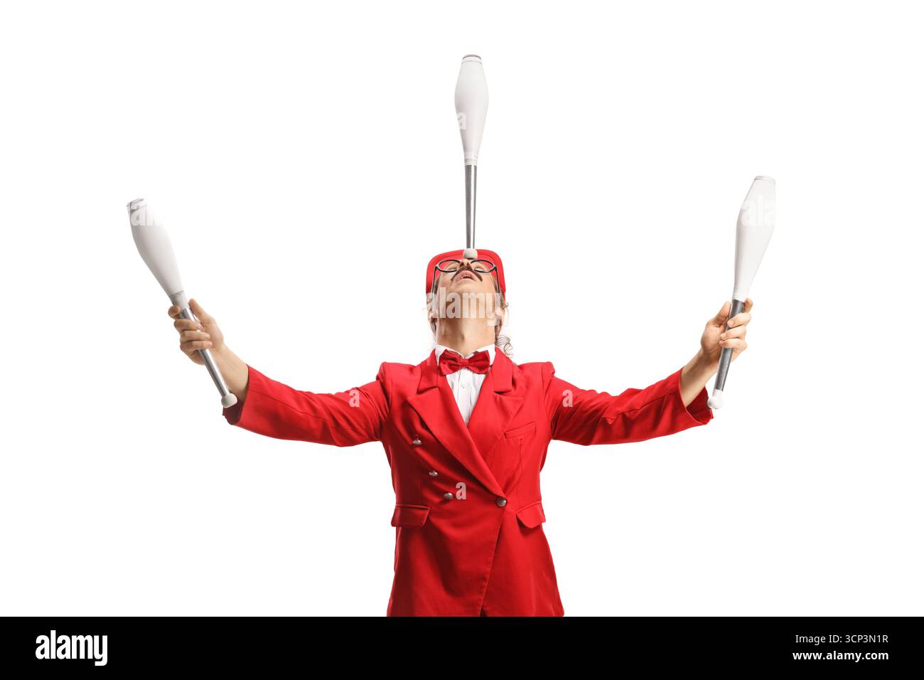 Jongleur dans un costume rouge tenant des clubs de jonglage avec la tête isolée sur fond blanc Banque D'Images