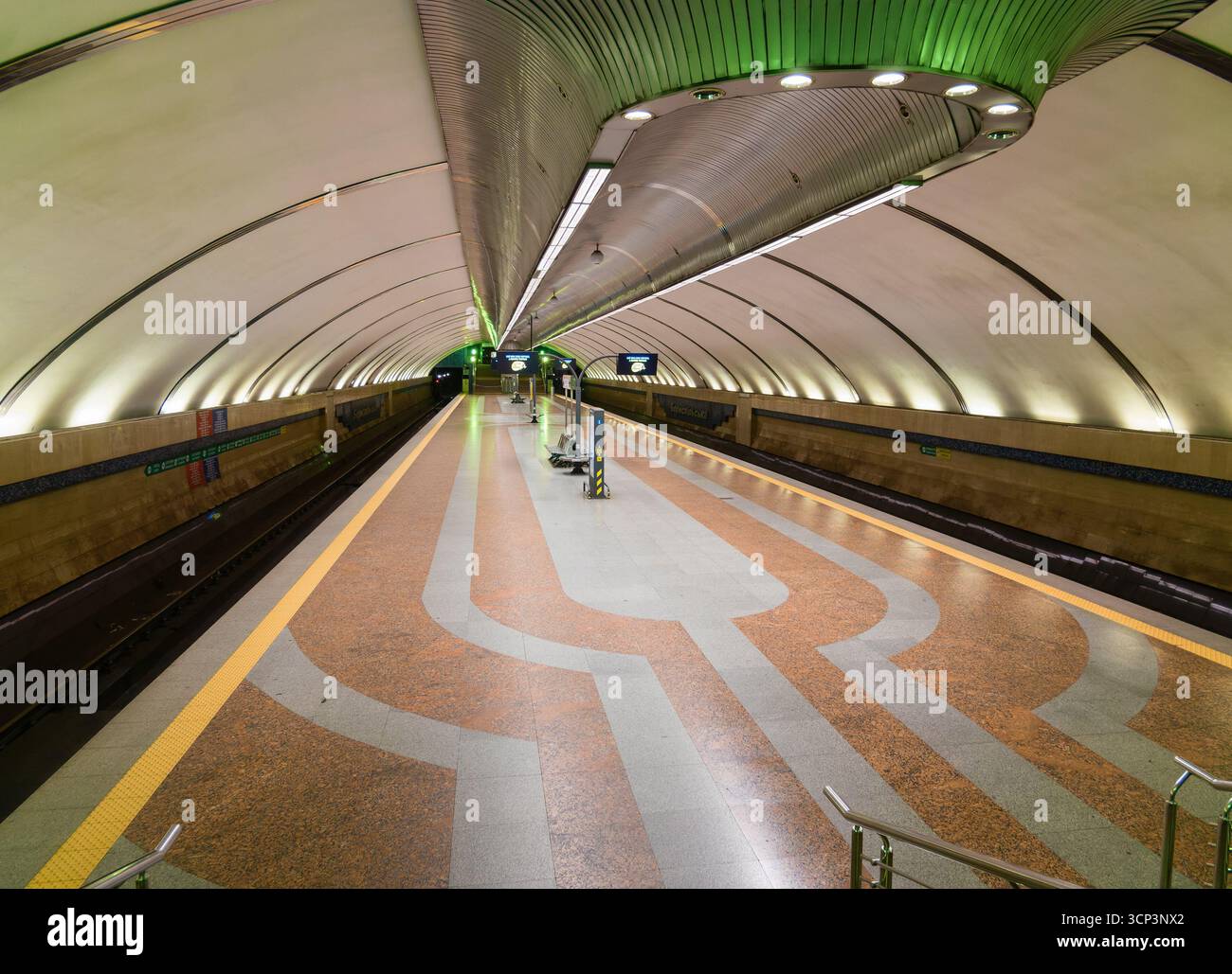 Kiev, Ukraine - 15 septembre 2024 : vue grand angle de la station de métro Boryspilska de Kiev Banque D'Images