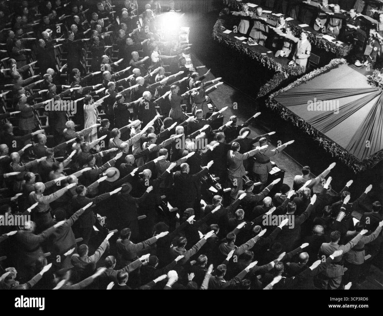 Herrmann Goring, Joseph Goebbels et Adolf Hitler entre autres – les participants ont salué Hitler et chanté l'hymne national. C’est dans ce bâtiment qu’Hitler annonça le déclenchement de la seconde Guerre mondiale en 1939 – opéra Kroll à Berlin 1935 Banque D'Images