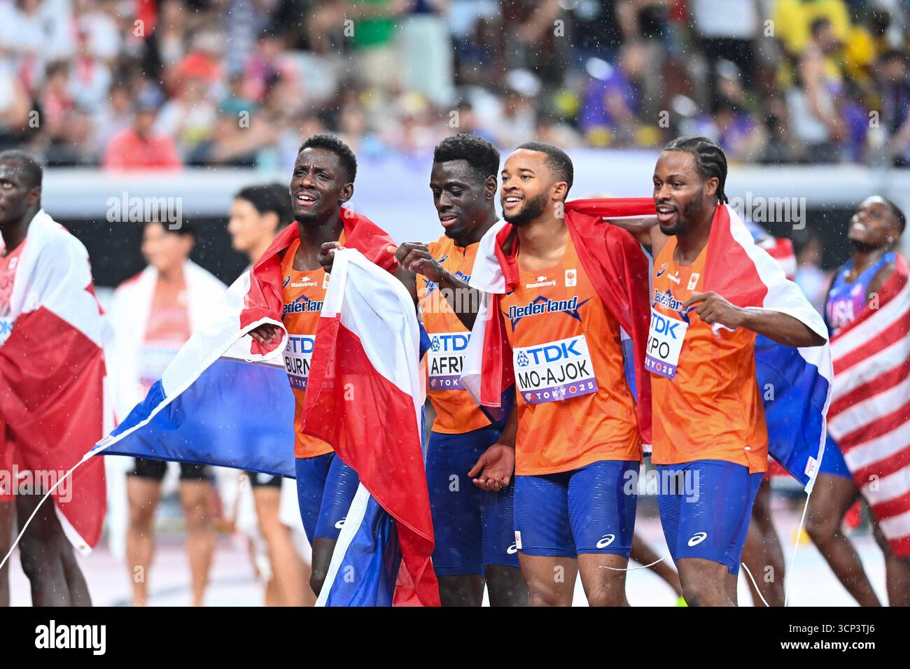 Nsikak Ekpo, Taymir Burnet, Xavi Mo-Ajok et Elvis Afrifa des pays-Bas, après avoir terminé troisièmes de la finale du relais 4x100 mètres lors des Championnats du monde d'athlétisme 2025 au Nationalstadium, Tokyo, Japon. Crédit : SPP Sport Press photo. /Alamy Live News Banque D'Images