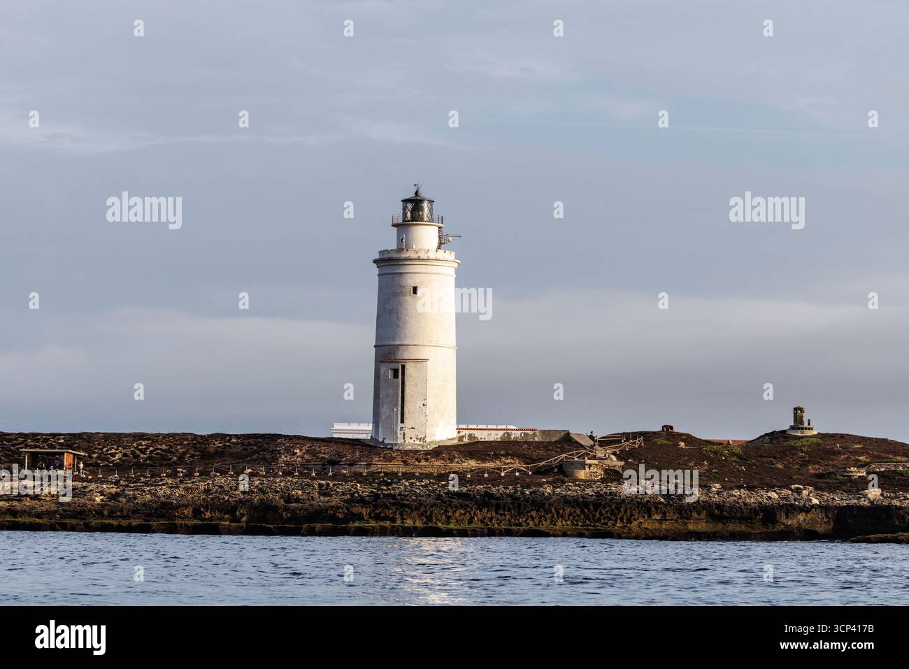 Tarifa, Espagne. 21 septembre 2025. Vue du phare 'Faro de Punta de Tarifa' sur l'île 'Isla de las Palomas' à Tarifa (province de Cadix, Andalousie, Espagne). L'île est le point le plus méridional de l'Europe continentale. (ville, lieu, vue sur la ville, image de symbole, photo de symbole, image à thème, image générale, photo à thème) crédit : Matthias Balk/dpa/Alamy Live News Banque D'Images
