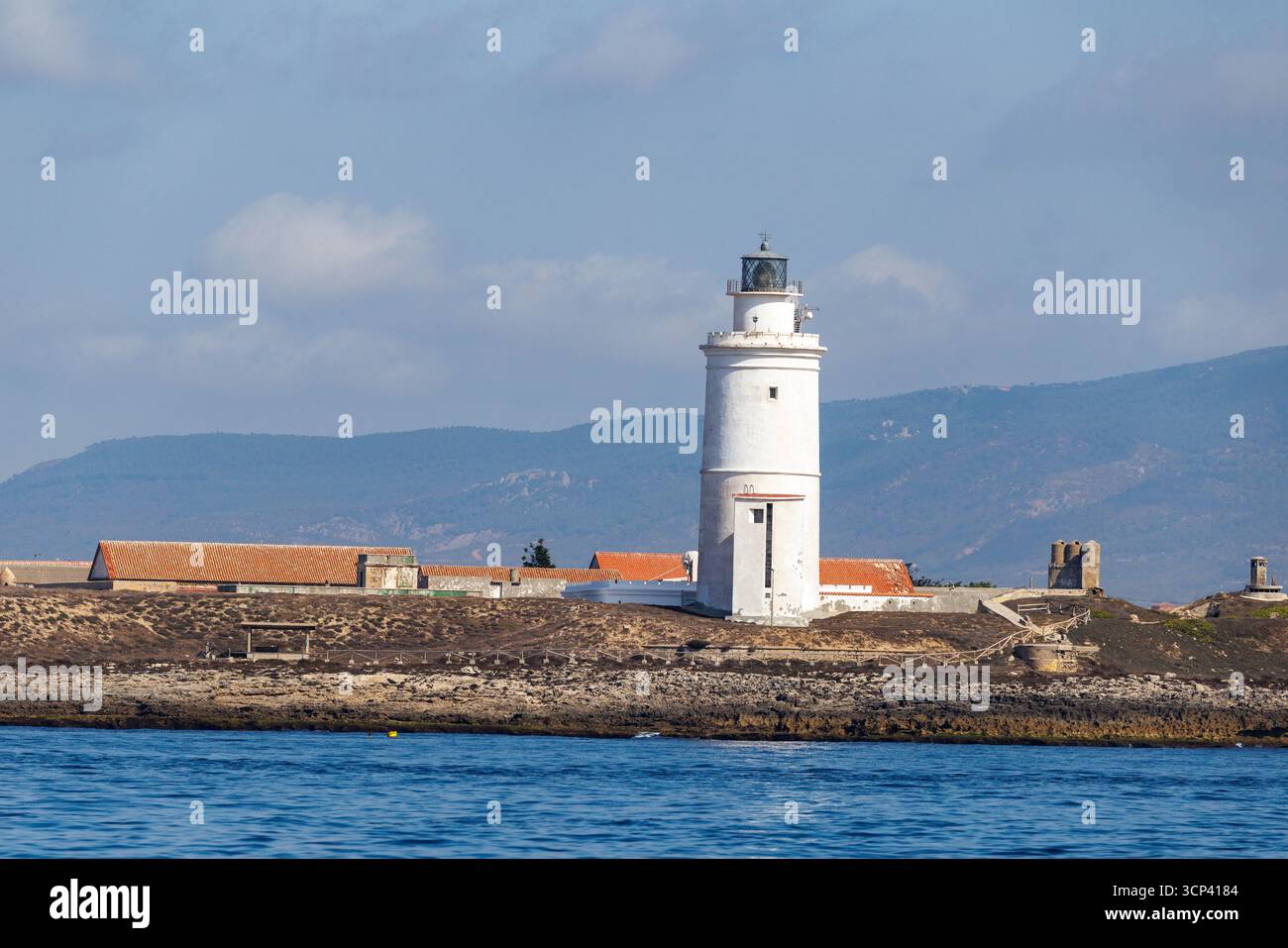Tarifa, Espagne. 21 septembre 2025. Vue du phare 'Faro de Punta de Tarifa' sur l'île 'Isla de las Palomas' à Tarifa (province de Cadix, Andalousie, Espagne). L'île est le point le plus méridional de l'Europe continentale. (ville, lieu, vue sur la ville, image de symbole, photo de symbole, image à thème, image générale, photo à thème) crédit : Matthias Balk/dpa/Alamy Live News Banque D'Images