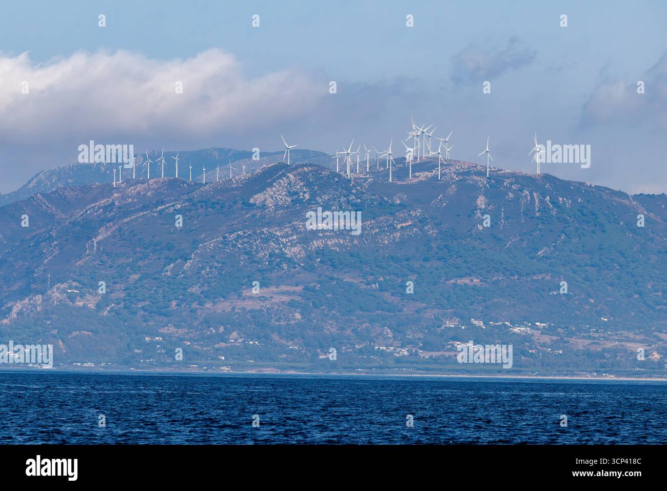 Tarifa, Espagne. 21 septembre 2025. Vue de nombreuses éoliennes dans les montagnes à proximité immédiate de Tarifa (province de Cadix, Andalousie, Espagne). La côte de la mer Méditerranée est visible au premier plan (image symbole, photo symbole, image thème, image générale, photo thème) crédit : Matthias Balk/dpa/Alamy Live News Banque D'Images