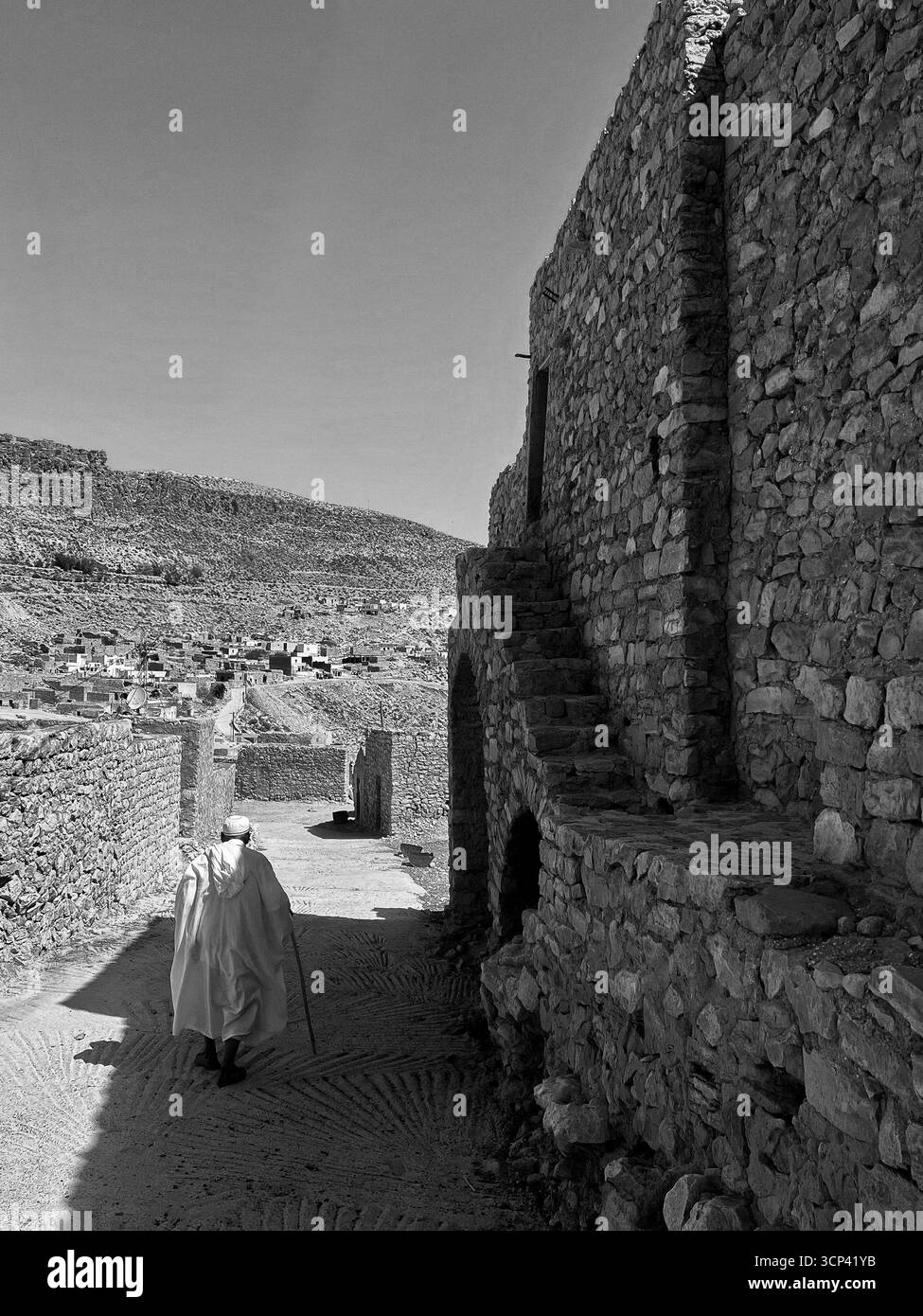 Promenade dans les rues historiques de Toudjane en Tunisie sous un ciel bleu clair Banque D'Images
