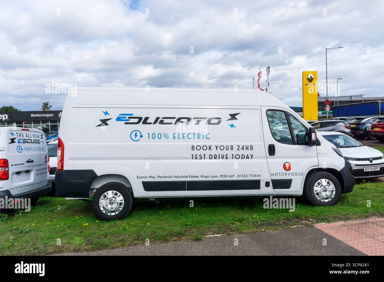 Une pancarte sur le côté d’une Fiat E-Ducato, fourgonnette commerciale électrique, incite les gens à réserver un essai routier. Banque D'Images