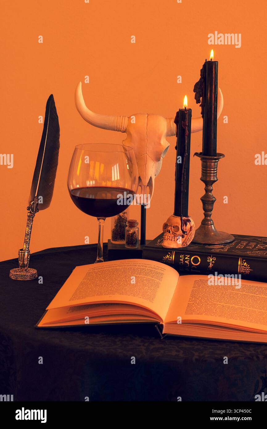 Vie morte effrayante avec de vieux livres, crâne et bougies Banque D'Images