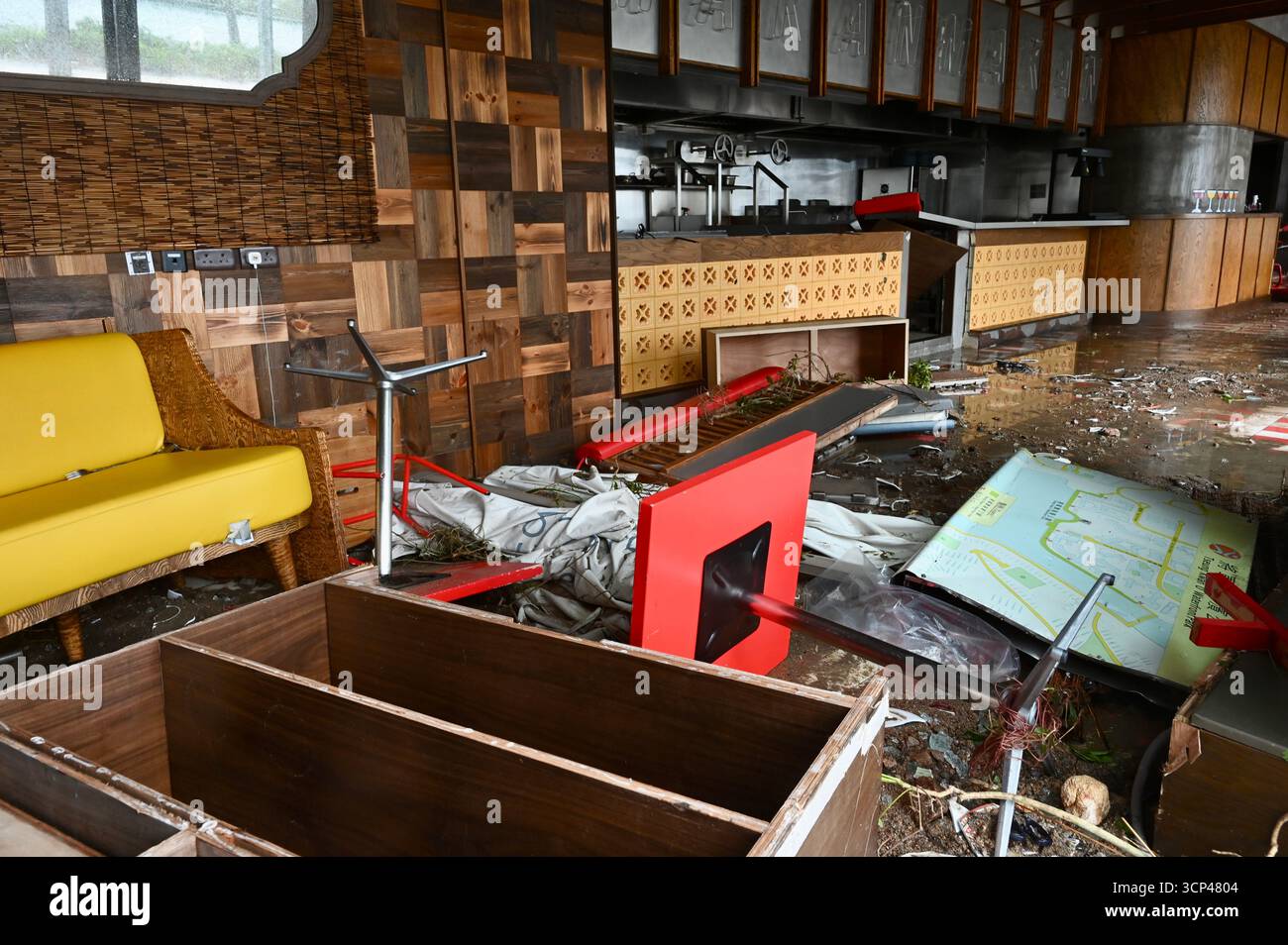 Hong Kong, Chine. 24 septembre 2025. L'intérieur d'un restaurant endommagé par l'eau de mer dans le district de Tseung Kwan O lors du passage du typhon Ragasa le 24 septembre 2025 à Hong Kong. Le typhon Ragasa traverse hong kong, l'Observatoire de Hong Kong a émis le signal du typhon n°10. (Crédit image : © Kobe Li/Nexpher images via ZUMA Press Wire) USAGE ÉDITORIAL SEULEMENT ! Non destiné à UN USAGE commercial ! Banque D'Images