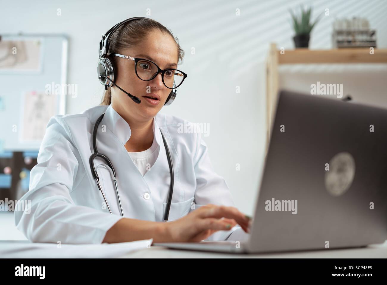 Femme médecin dans le casque à l'aide d'un ordinateur portable. concept de télémédecine Banque D'Images