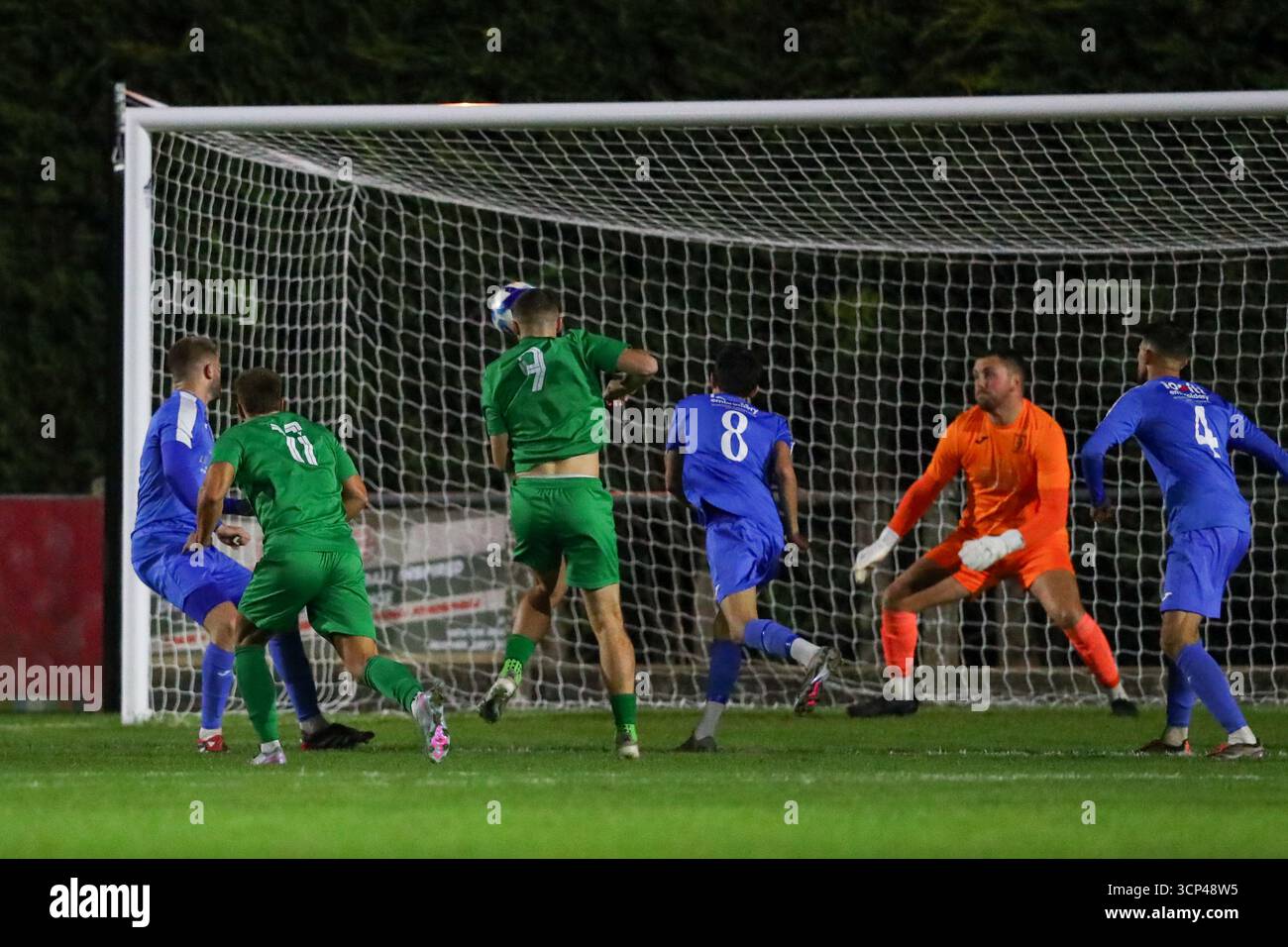 Heather, Royaume-Uni. 23 septembre 2025. Oli Jeeves de Sutton United dirige le ballon et marque le premier but pour Sutton United dans la ligue des Midlands Div 1 Heather St Johns v Sutton United Credit : Clive Stapleton/Alamy Live News Banque D'Images