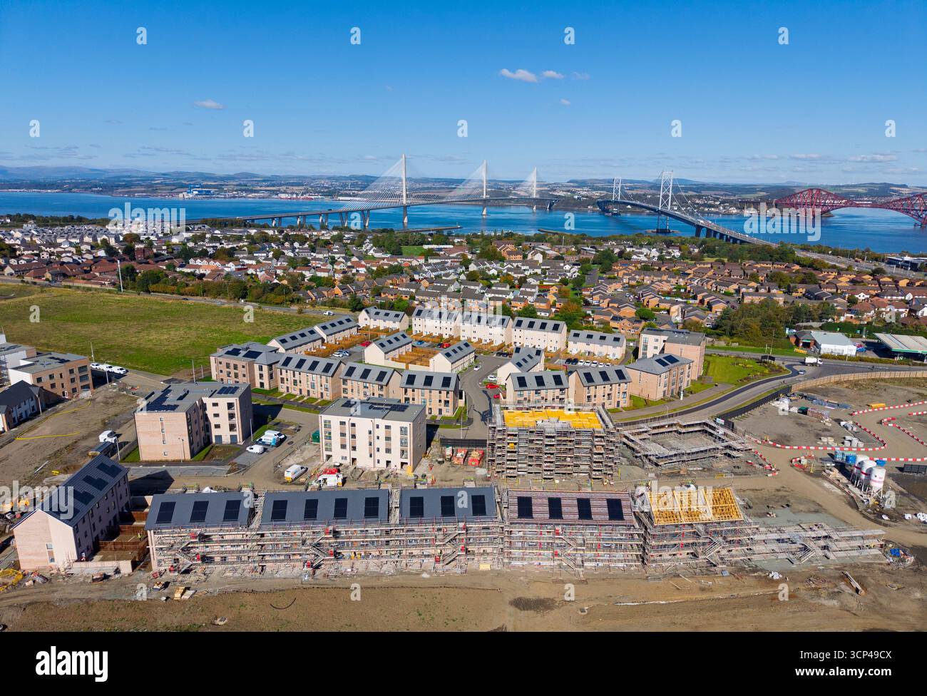 Vue aérienne depuis le drone du nouveau lotissement à South Queensferry, Écosse, Royaume-Uni Banque D'Images