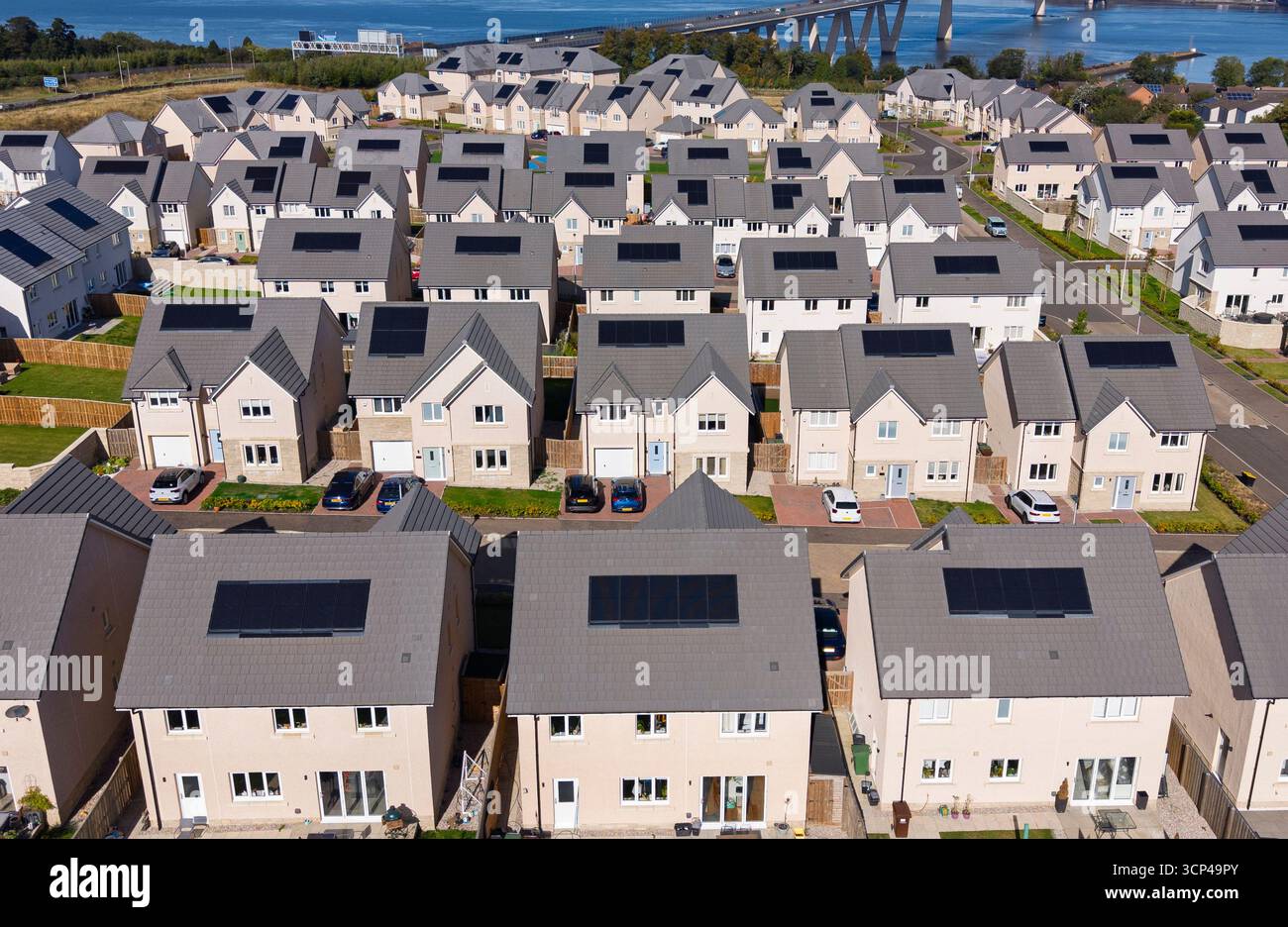 Vue aérienne depuis le drone de maisons avec panneaux solaires sur le toit dans le nouveau développement immobilier à South Queensferry, Écosse, Royaume-Uni Banque D'Images