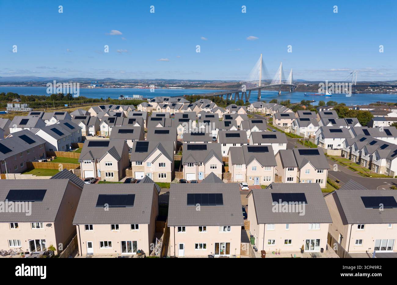 Vue aérienne depuis le drone de maisons avec panneaux solaires sur le toit dans le nouveau développement immobilier à South Queensferry, Écosse, Royaume-Uni Banque D'Images