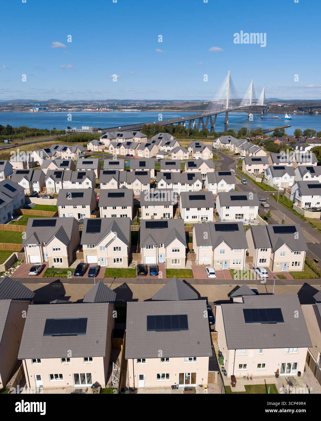 Vue aérienne depuis le drone de maisons avec panneaux solaires sur le toit dans le nouveau développement immobilier à South Queensferry, Écosse, Royaume-Uni Banque D'Images