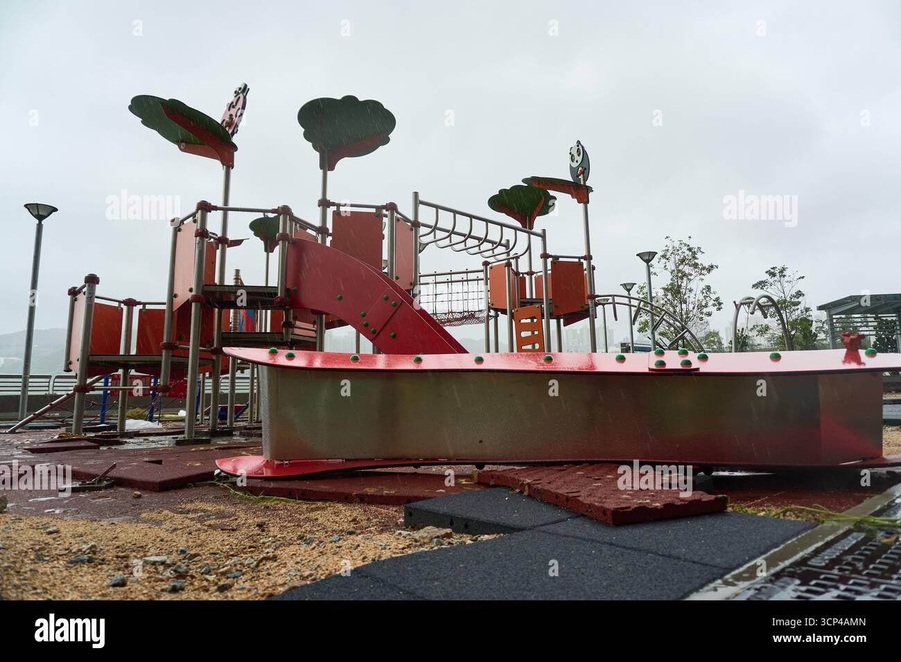 24 septembre 2025 : les dégâts causés par le super typhon Ragasa à l'approche de Hong Kong, comme le montre cette partie de LOHAS Park Waterfront Promenade Playground. Banque D'Images