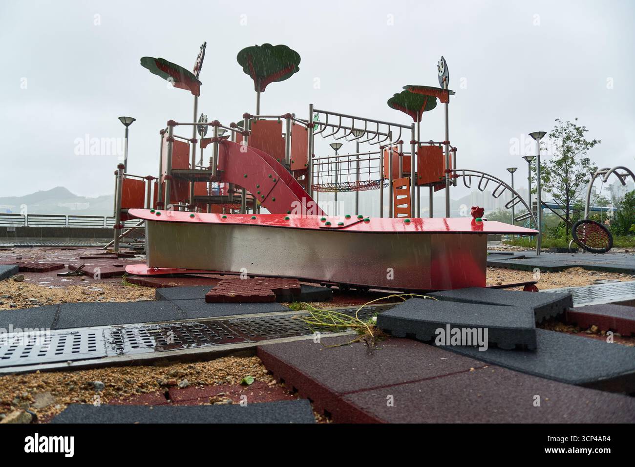 24 septembre 2025 : les dégâts causés par le super typhon Ragasa à l'approche de Hong Kong, comme le montre cette partie de LOHAS Park Waterfront Promenade Playground. Banque D'Images
