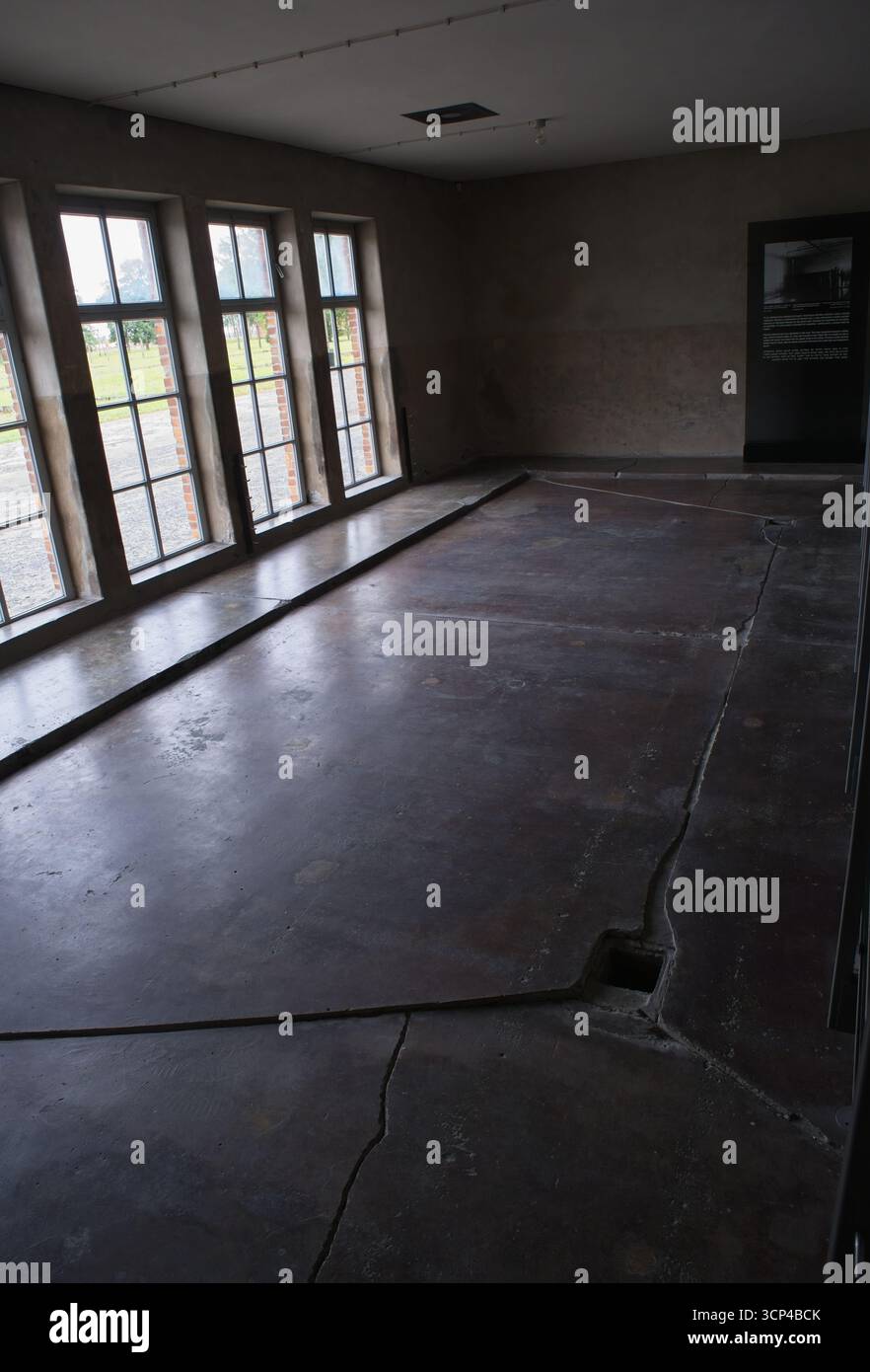 Auschwitz, Pologne - 16 septembre 2025 : le sauna d'Auschwitz II Birkenau. Ici, les prisonniers nouvellement arrivés ont été complètement rasés chauve et fournis avec Banque D'Images