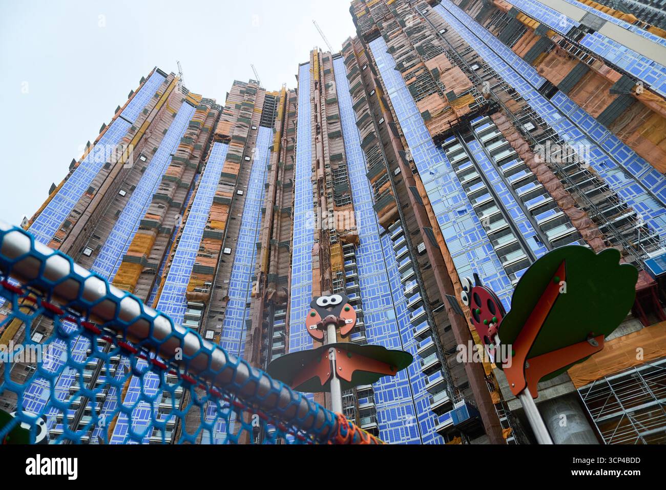 Hong Kong - 24 septembre 2025 : L'impact du super typhon Ragasa à l'approche de Hong Kong, comme le montre cette phase 13 du parc en construction LOHAS. Banque D'Images